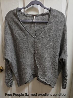 Free People grey slouchy v-neck knit pullover sweater with ruched sleeves. Sz Md